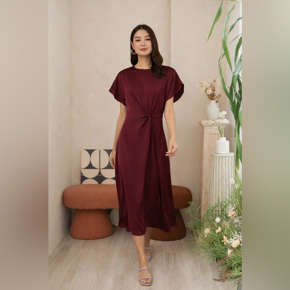 Saiph Burgundy Twist Front Satin Midi Dress – Size S – NWT ❤️